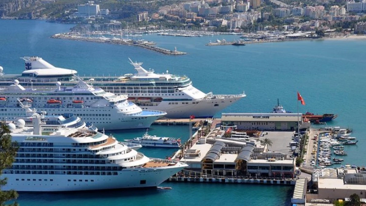İki kruvaziyer Kuşadası'na yanaştı! 1748 turist geldi İki kruvaziyer Kuşadası'na yanaştı! 1748 turist geldi