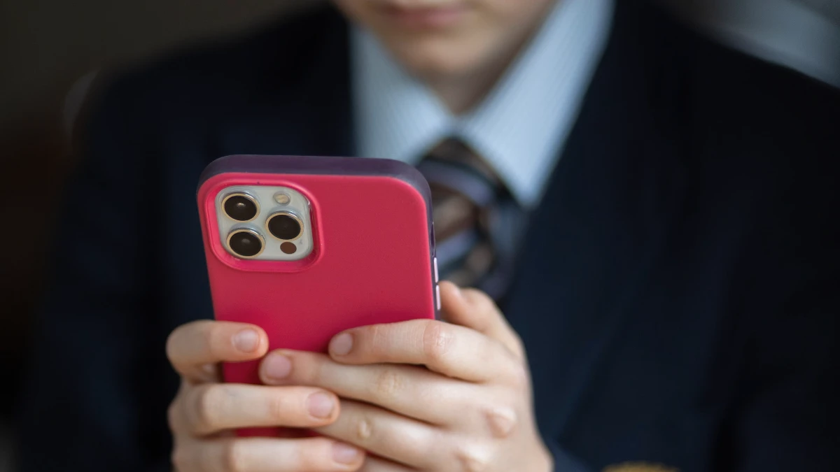 İngiltere okullarda akıllı telefonları resmen yasaklıyor İngiltere okullarda akıllı telefonları resmen yasaklıyor