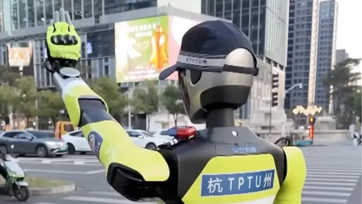İnsansı robot polisler Çin sokaklarında göreve başladı İnsansı robot polisler Çin sokaklarında göreve başladı