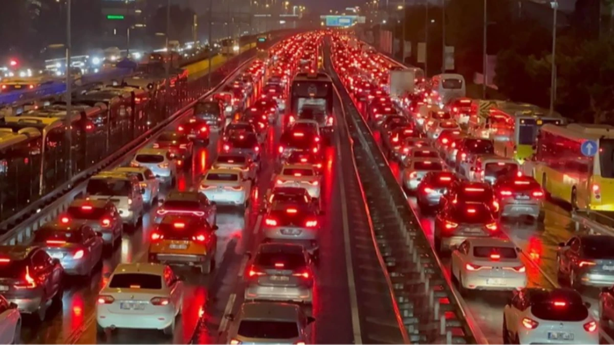 İş çıkışında trafik yoğunluğu yüzde 83'e kadar yükseldi İş çıkışında trafik yoğunluğu yüzde 83'e kadar yükseldi