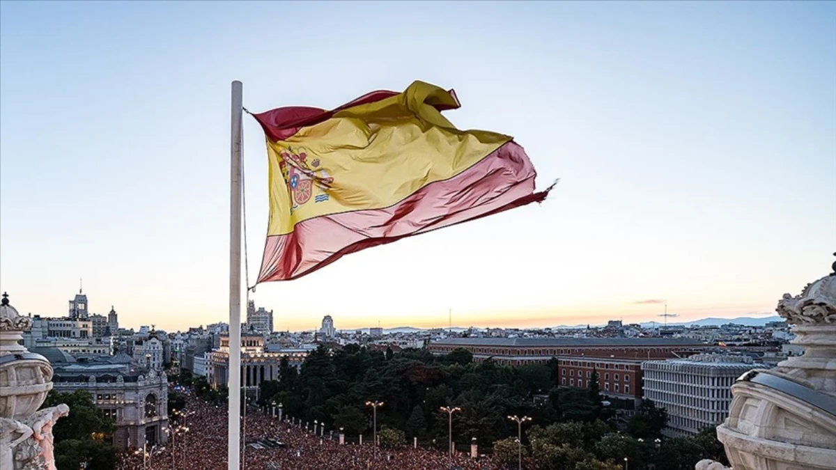 İspanyol çiftçiler protesto için traktörleriyle yolları kapattı İspanyol çiftçiler protesto için traktörleriyle yolları kapattı