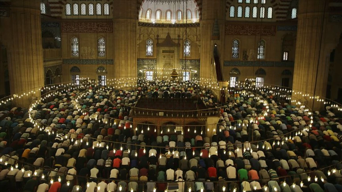 İstanbul bayram namazı saati belli oldu! Diyanet açıkladı: İstanbul'da bayram namazı saat kaçta? İstanbul bayram namazı saati belli oldu! Diyanet açıkladı: İstanbul'da bayram namazı saat kaçta?