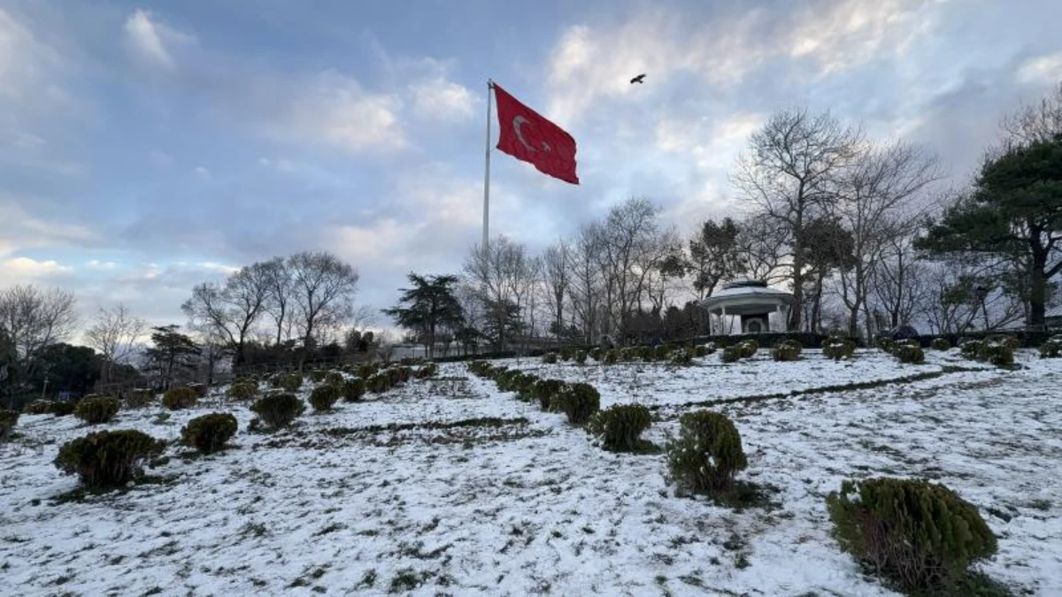 İstanbul yeni yıla beyaz örtüyle girdi: Yılın ilk gününde kar yağışı sürüyor