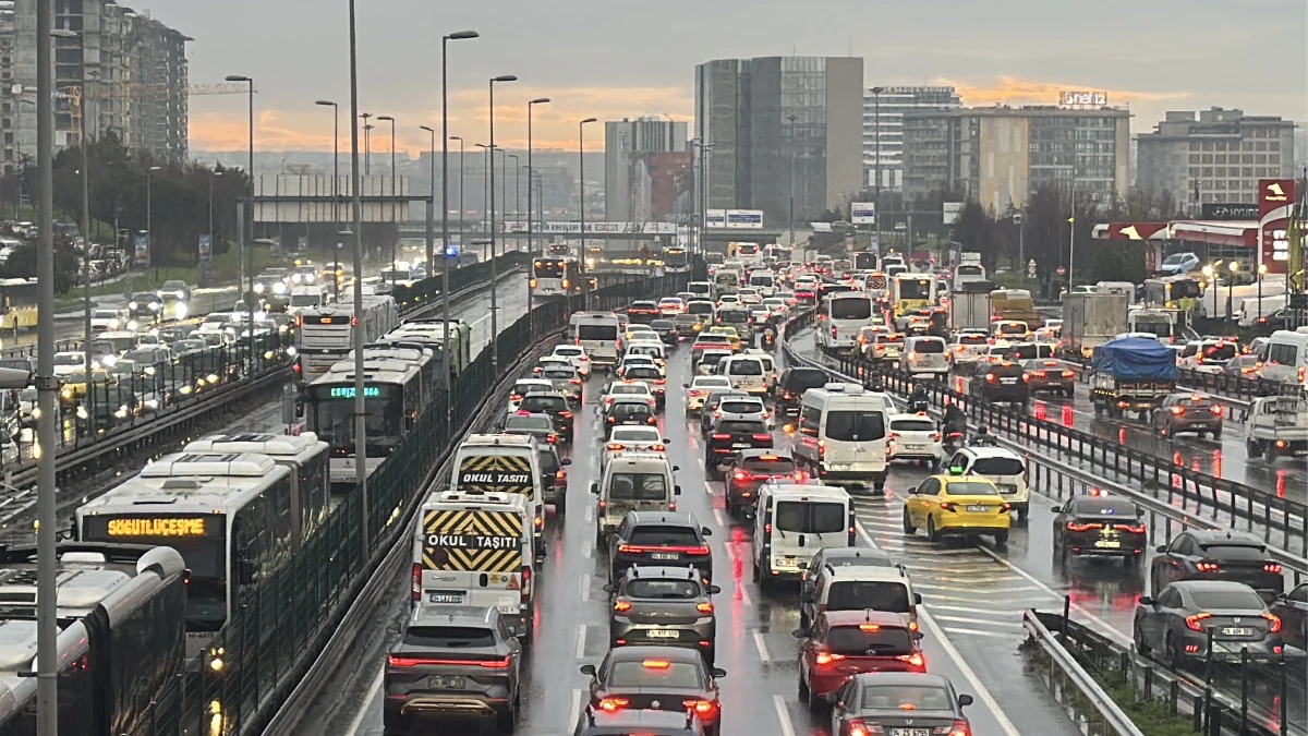 İstanbul'da ilk iş günü trafik yoğunluğu yüzde 62 olarak kaydedildi İstanbul'da ilk iş günü trafik yoğunluğu yüzde 62 olarak kaydedildi