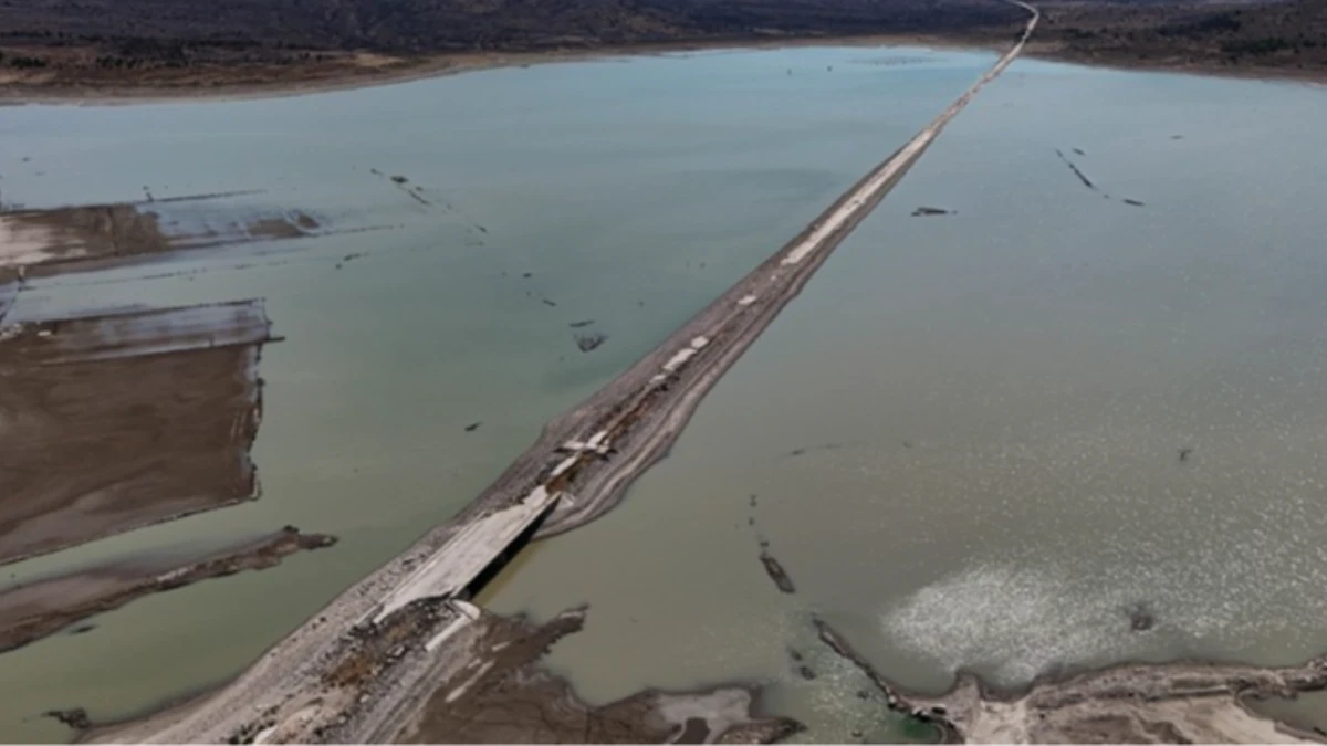 İzmir'de barajda su seviyesi düşünce eski İzmir-Çeşme kara yolu ortaya çıktı İzmir'de barajda su seviyesi düşünce eski İzmir-Çeşme kara yolu ortaya çıktı