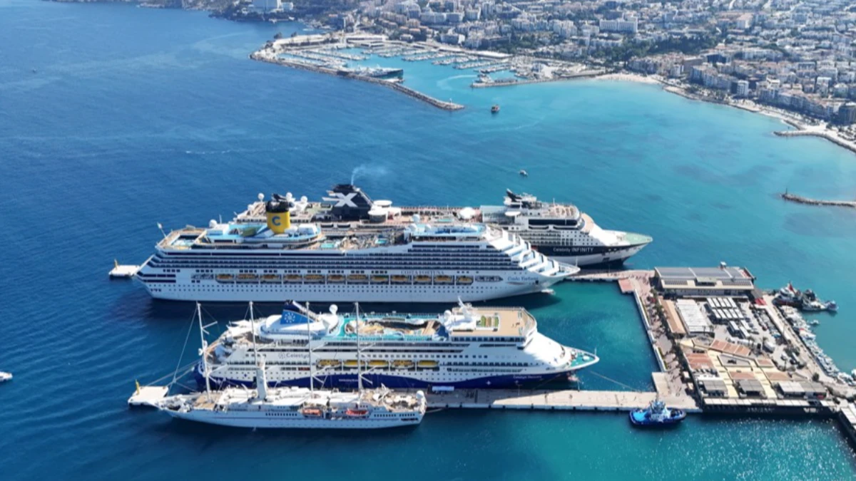 İzmir'e 4 kruvaziyerle 6 bini aşkın turist geldi İzmir'e 4 kruvaziyerle 6 bini aşkın turist geldi