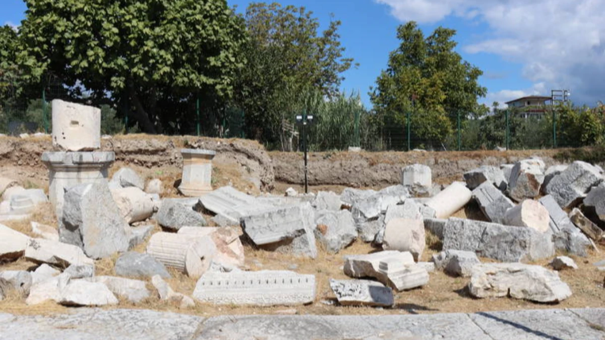 İznik Roma Tiyatrosu'nda yeni bir hat bulundu İznik Roma Tiyatrosu'nda yeni bir hat bulundu