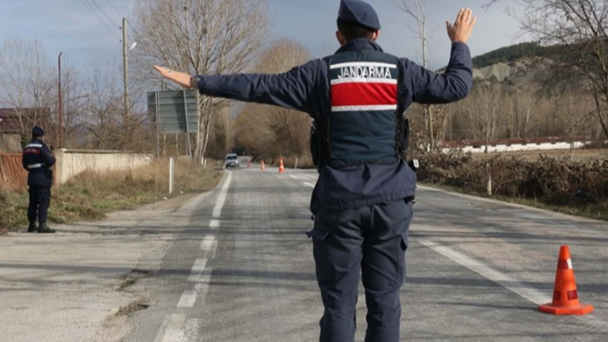 Jandarma 81 ilde 'Huzurlu Okul Önleri ve Huzurlu Sokaklar' uygulaması yaptı Jandarma 81 ilde 'Huzurlu Okul Önleri ve Huzurlu Sokaklar' uygulaması yaptı