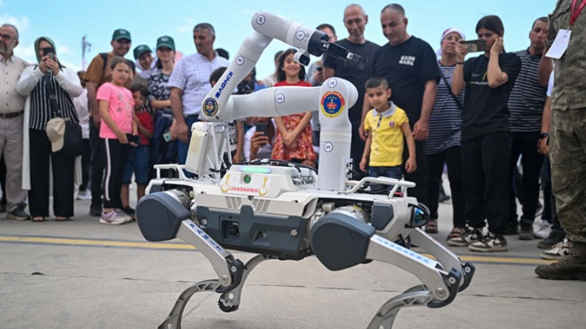 Jandarmanın yeni yardımcısı envantere girdi! Robot köpek dikkatleri üzerine çekti Jandarmanın yeni yardımcısı envantere girdi! Robot köpek dikkatleri üzerine çekti