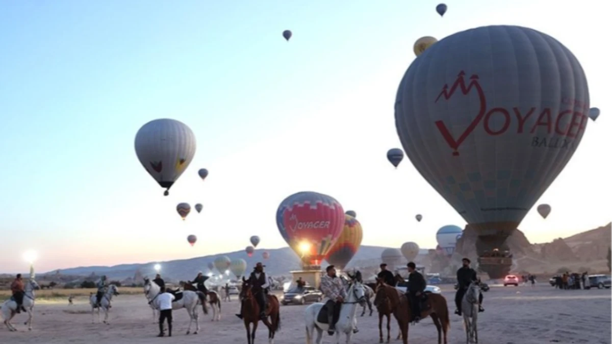 Kapadokya At ve Atçılık Kültürü Festivali'nde karayı atlar havayı balonlar süsledi Kapadokya At ve Atçılık Kültürü Festivali'nde karayı atlar havayı balonlar süsledi