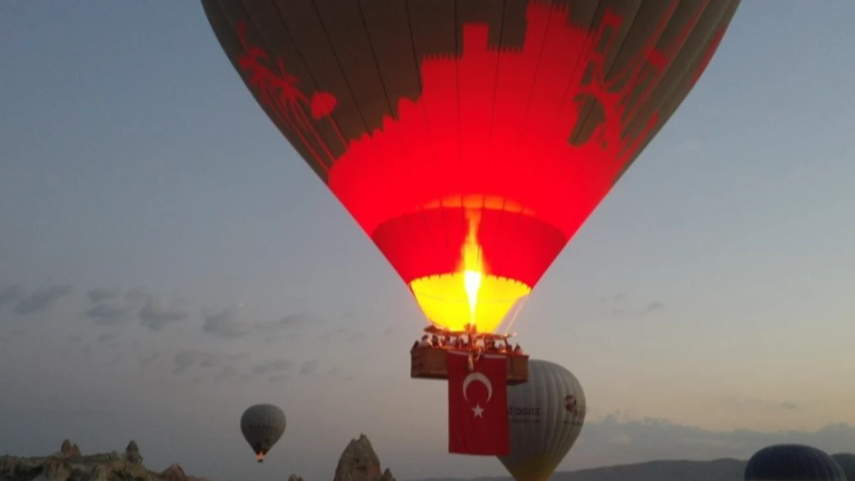 Kapadokya'da balonlar Türk bayraklarıyla uçtu Kapadokya'da balonlar Türk bayraklarıyla uçtu