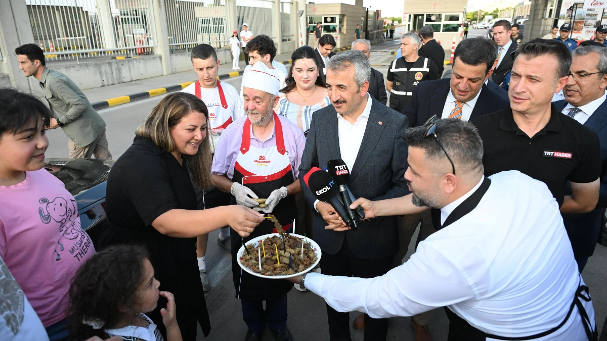 Kapıkule'den yurda giriş yapan gurbetçilere renkli karşılama Kapıkule'den yurda giriş yapan gurbetçilere renkli karşılama