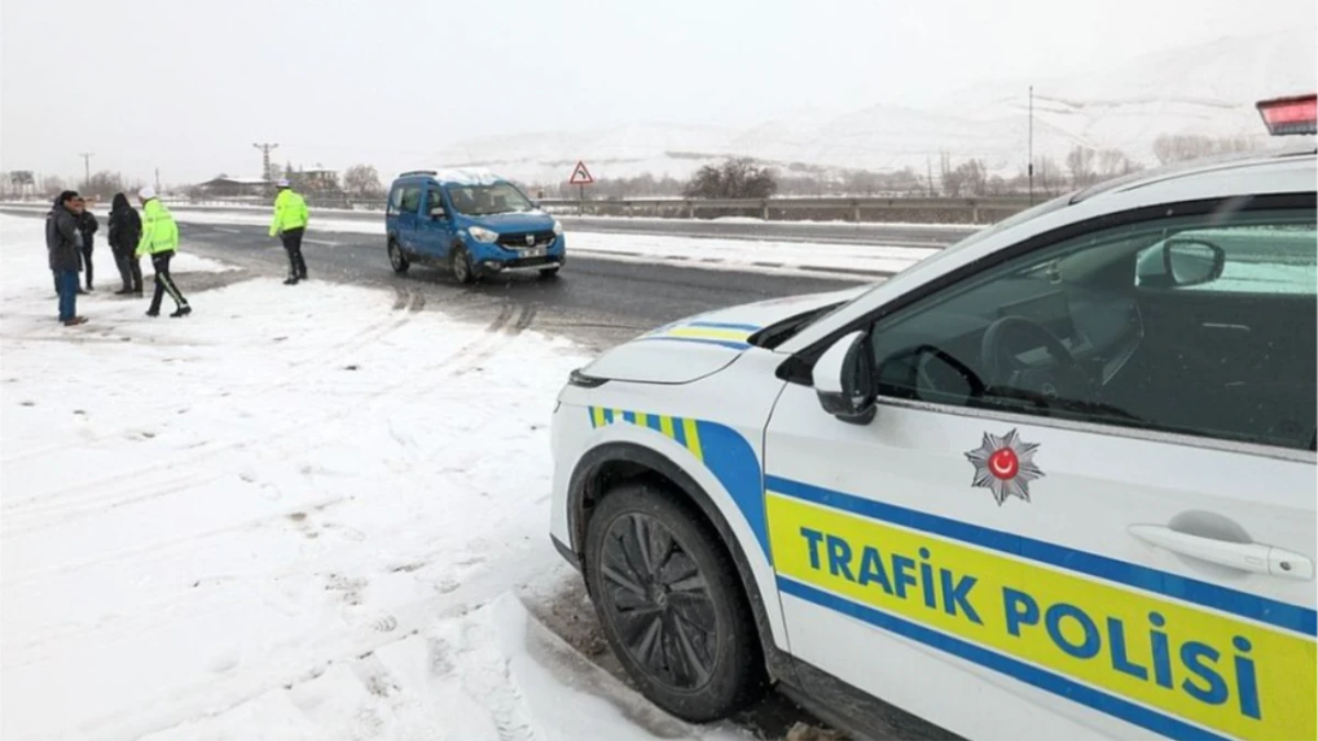 Kar nedeniyle kapanan Malatya-Kayseri kara yolu yeniden ulaşıma açıldı! Kar nedeniyle kapanan Malatya-Kayseri kara yolu yeniden ulaşıma açıldı!