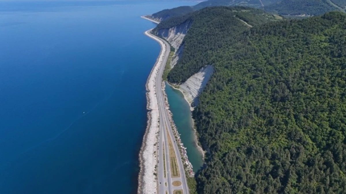 Karadeniz Sahil Yolu sürücülere görsel şölen sunuyor Karadeniz Sahil Yolu sürücülere görsel şölen sunuyor