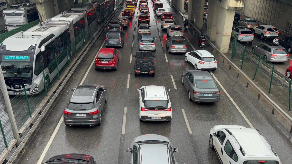 Karayollarında çalışma uyarısı: Birçok güzergahta trafik kontrollü sağlanıyor Karayollarında çalışma uyarısı: Birçok güzergahta trafik kontrollü sağlanıyor
