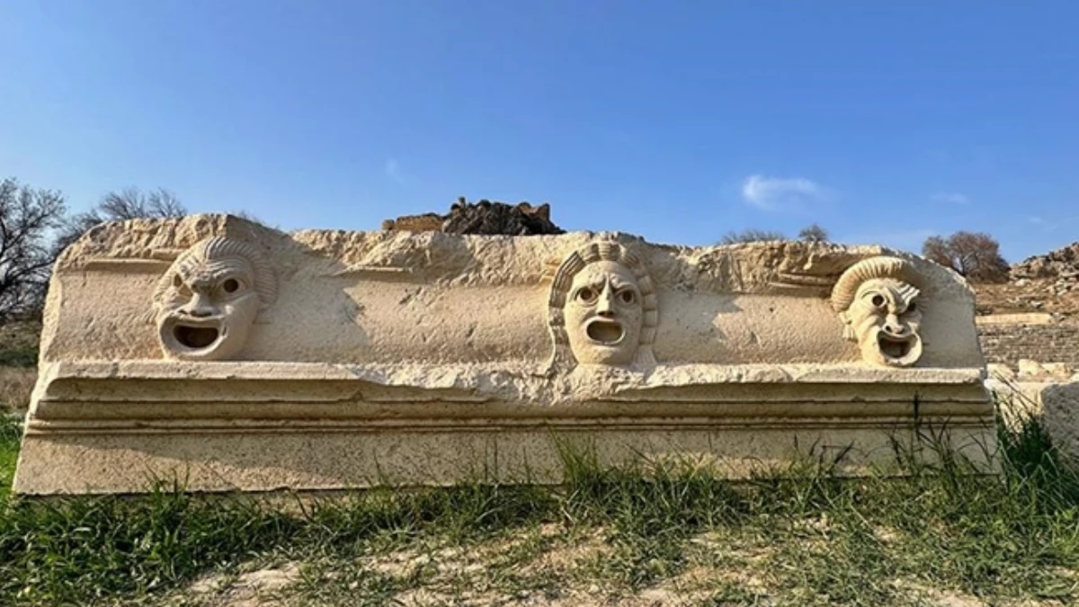 Kastabala Antik Kenti'nde 5 mask kabartması daha ortaya çıktı Kastabala Antik Kenti'nde 5 mask kabartması daha ortaya çıktı