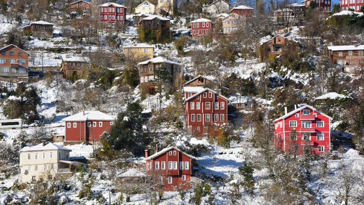 Kastamonu'da karlar altında kaldı! Tarihi İnebolu evleri beyaza büründü
