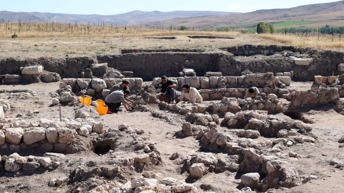 Kayalıpınar'da 56 çivi yazılı tablet ve 22 mühür baskısı bulundu Kayalıpınar'da 56 çivi yazılı tablet ve 22 mühür baskısı bulundu