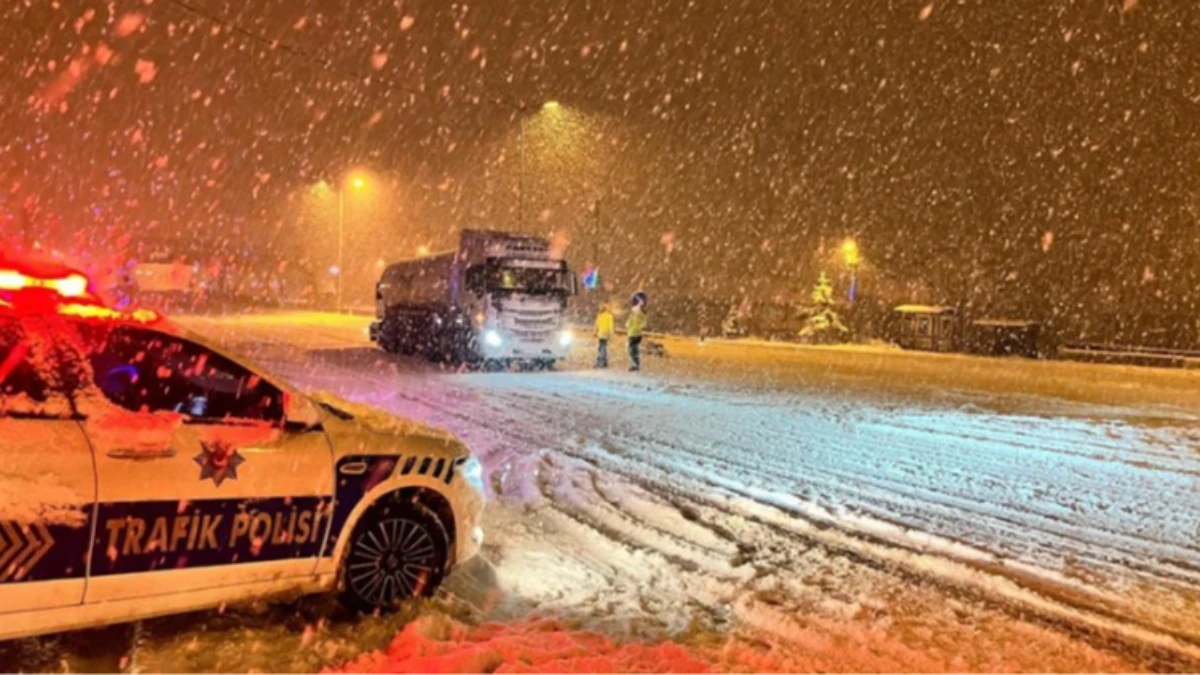 Kayseri-Malatya kara yolu kar ve tipi nedeniyle taşıt trafiğine kapatıldı Kayseri-Malatya kara yolu kar ve tipi nedeniyle taşıt trafiğine kapatıldı