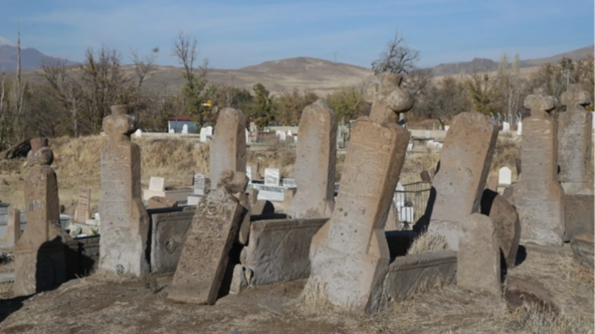 Kayseri'de Türk boyları ve Osmanlı dönemi bezemeli mezar taşları belgelendi Kayseri'de Türk boyları ve Osmanlı dönemi bezemeli mezar taşları belgelendi