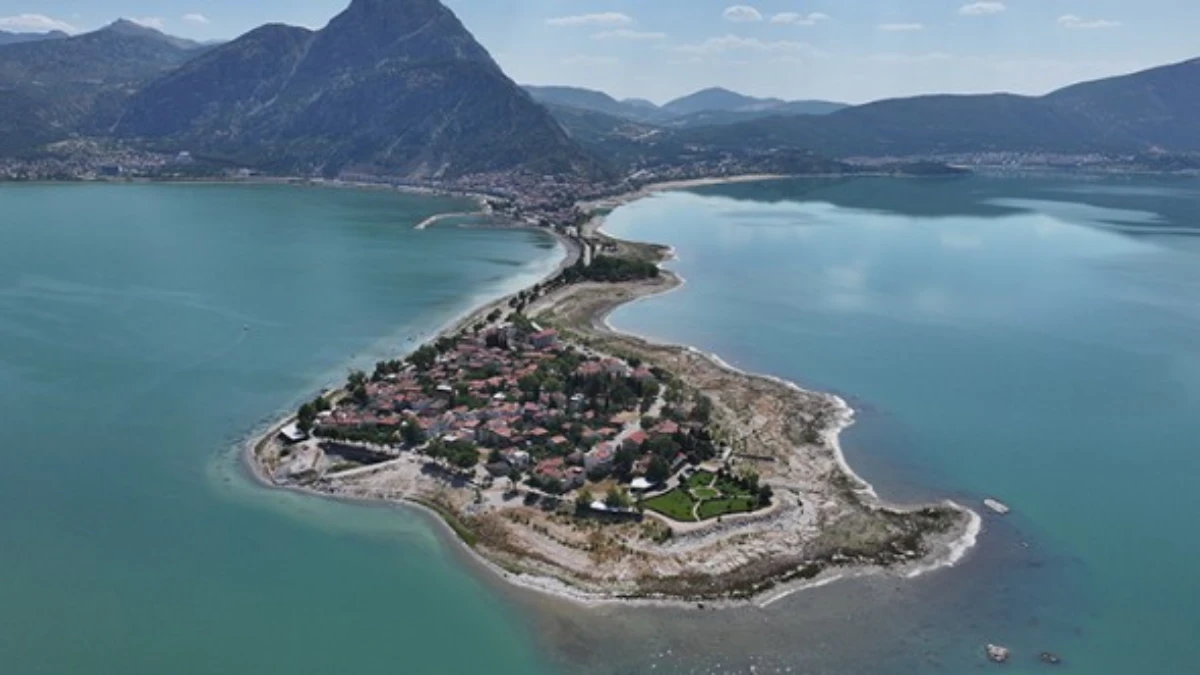 Kuraklığın etkisiyle su seviyesi düşen Eğirdir Gölü dronla görüntülendi Kuraklığın etkisiyle su seviyesi düşen Eğirdir Gölü dronla görüntülendi