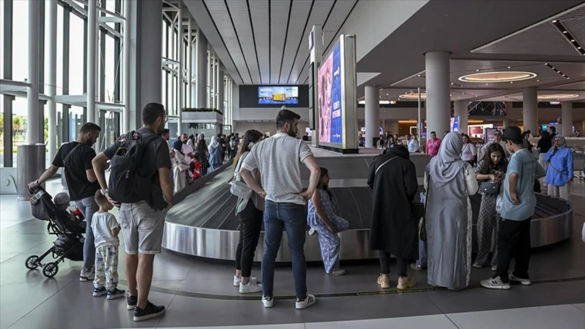 Kurban Bayramı sonrası İstanbul havalimanlarında dönüş yoğunluğu Kurban Bayramı sonrası İstanbul havalimanlarında dönüş yoğunluğu