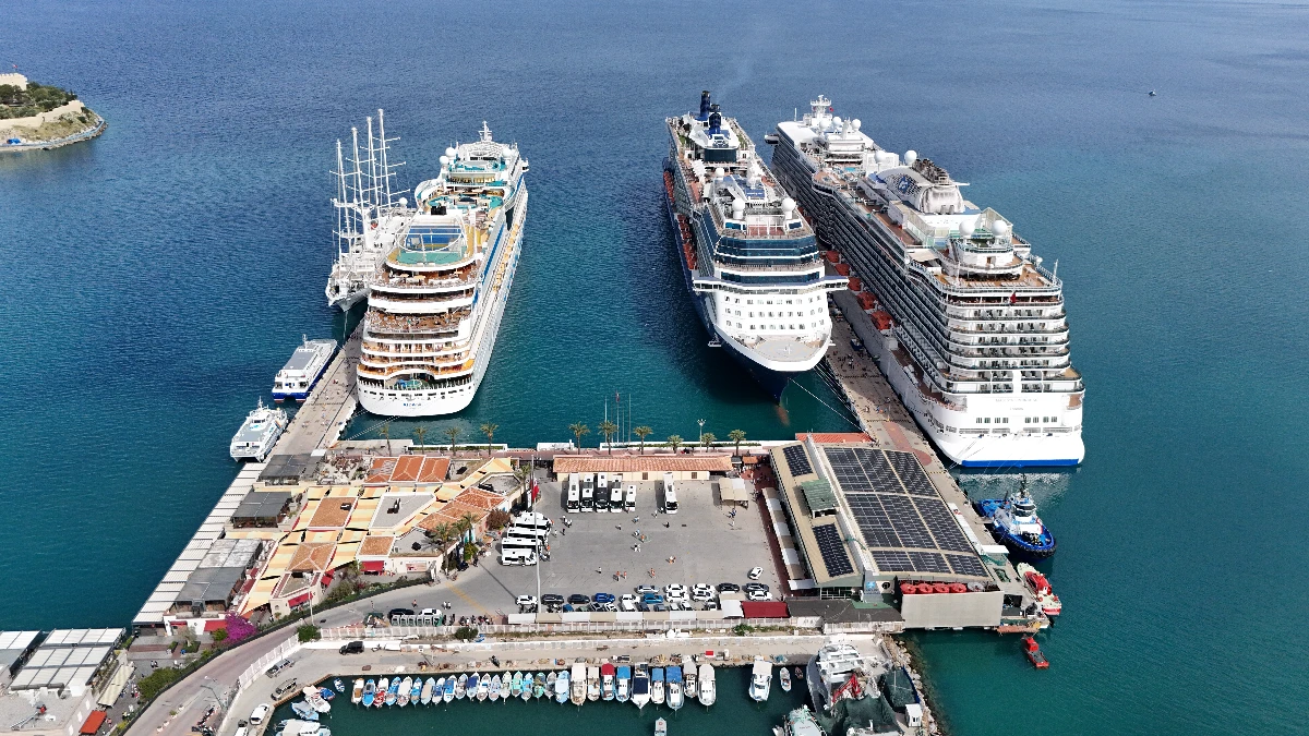 Kuşadası'na turist akını! Kuşadası'na turist akını!