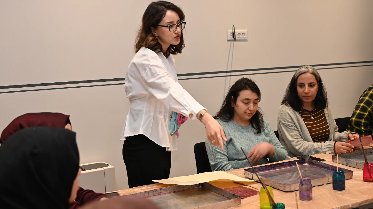 Kütüphane Haftası’nda ebru sanatıyla buluştular Kütüphane Haftası’nda ebru sanatıyla buluştular