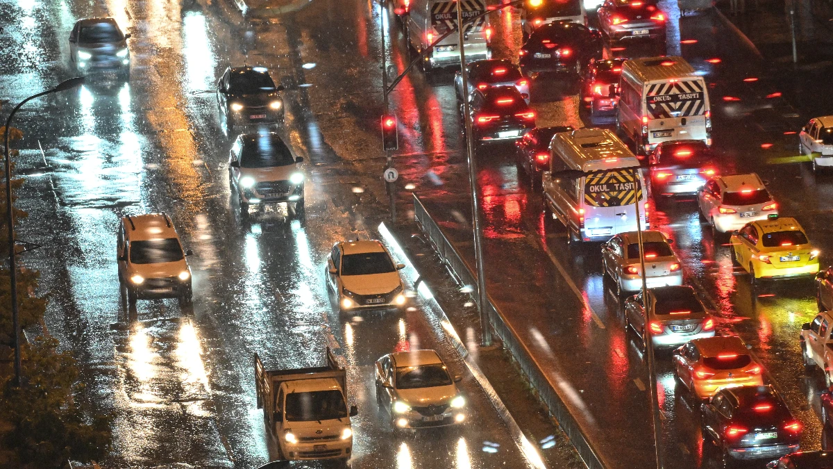 Kuvvetli yağış trafiğe neden oldu! Yoğunluk yüzde 81'e çıktı