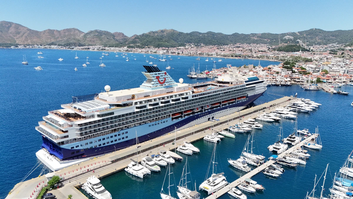 Marella Explorer kruvaziyeri Marmaris'e 2 bine yakkın turist getirdi Marella Explorer kruvaziyeri Marmaris'e 2 bine yakkın turist getirdi