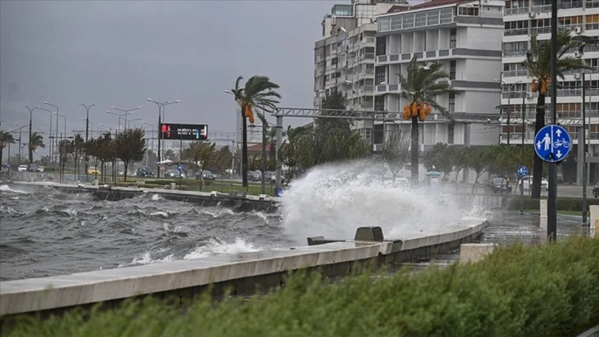 Meteorolojii'den üç bölgeye kuvvetli rüzgar ve fırtına uyarısı Meteorolojii'den üç bölgeye kuvvetli rüzgar ve fırtına uyarısı