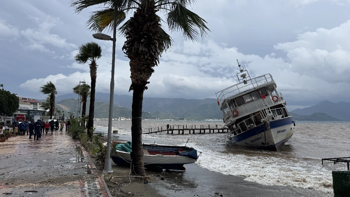 Muğla ve ilçelerinde sağanak ve fırtına günlük yaşamı olumsuz etkiledi Muğla ve ilçelerinde sağanak ve fırtına günlük yaşamı olumsuz etkiledi