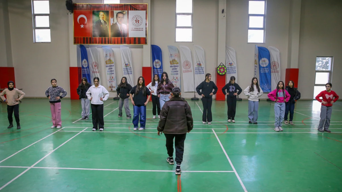 Öğrenciler tatilde gençlik merkezlerindeki faaliyetlerle ekrandan uzaklaştı Öğrenciler tatilde gençlik merkezlerindeki faaliyetlerle ekrandan uzaklaştı