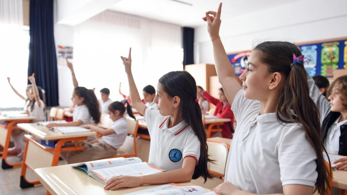 Okullarda kıyafet yönetmeliği değişti: Yeniden forma geliyor Okullarda kıyafet yönetmeliği değişti: Yeniden forma geliyor