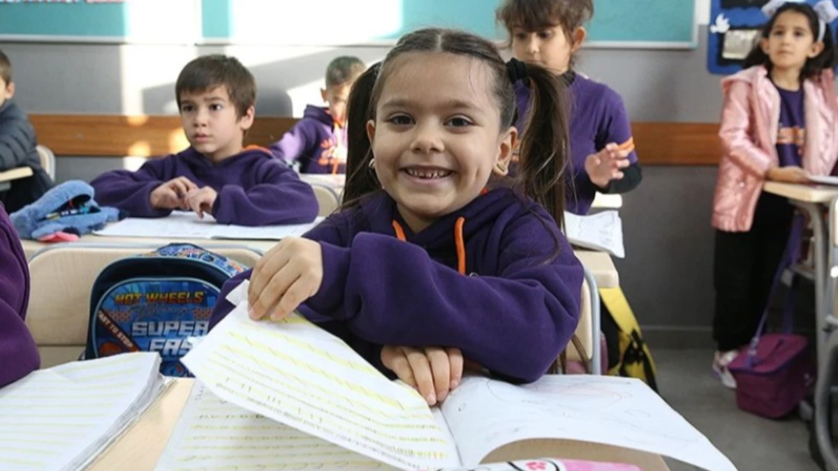Okullarda yarıyıl tatili bitti: İlk ders zili yarın çalacak Okullarda yarıyıl tatili bitti: İlk ders zili yarın çalacak
