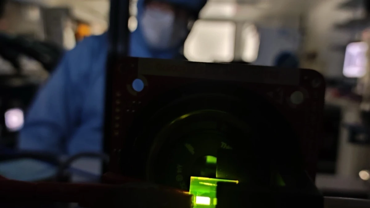 OLED teknolojisinde yeni dönem: Işığın yönü elektrikle değişiyor OLED teknolojisinde yeni dönem: Işığın yönü elektrikle değişiyor