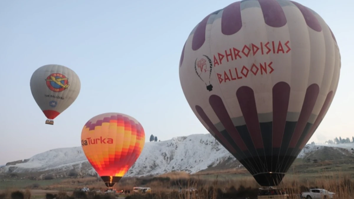 Pamukkale'de turizm sıcak hava balonlarıyla havalanıyor Pamukkale'de turizm sıcak hava balonlarıyla havalanıyor