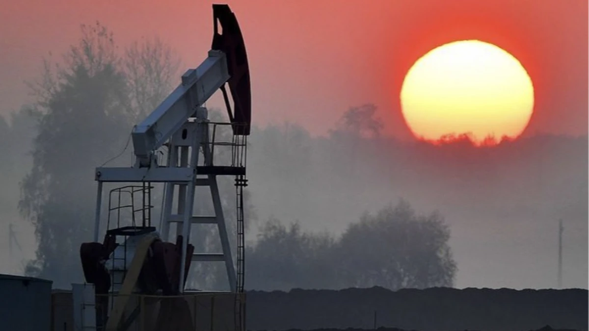 Petrol fiyatları Rusya'ya yaptırım beklentileriyle dalgalandı Petrol fiyatları Rusya'ya yaptırım beklentileriyle dalgalandı