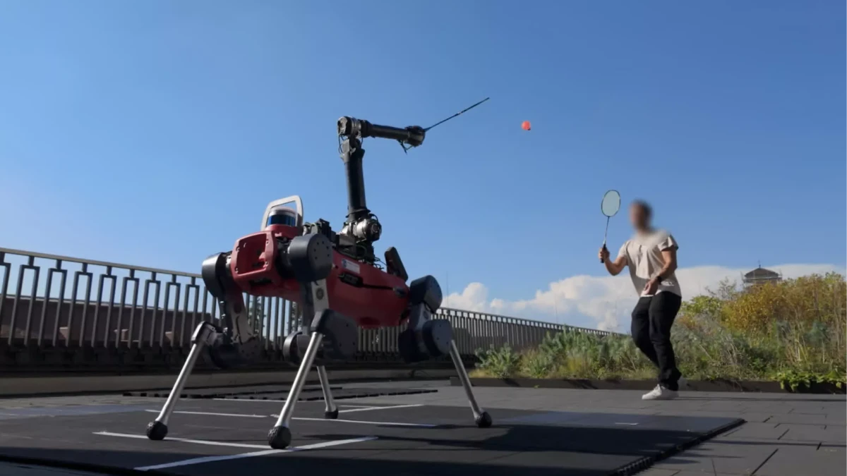 Robotlar kortta badminton oynuyor Robotlar kortta badminton oynuyor
