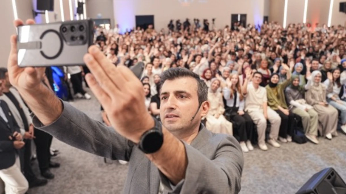 Selçuk Bayraktar, TercihFest 2025'te üniversite adaylarıyla buluştu Selçuk Bayraktar, TercihFest 2025'te üniversite adaylarıyla buluştu