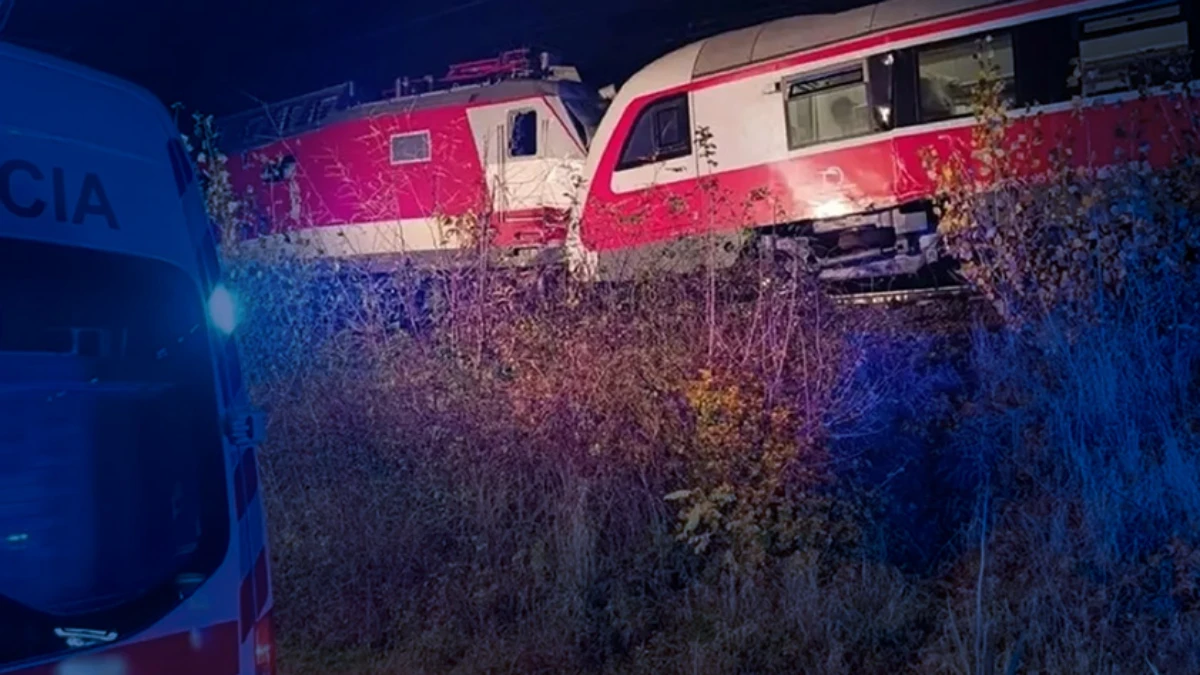 Slovakya'da iki tren çarpıştı! Araştırma sürüyor Slovakya'da iki tren çarpıştı! Araştırma sürüyor