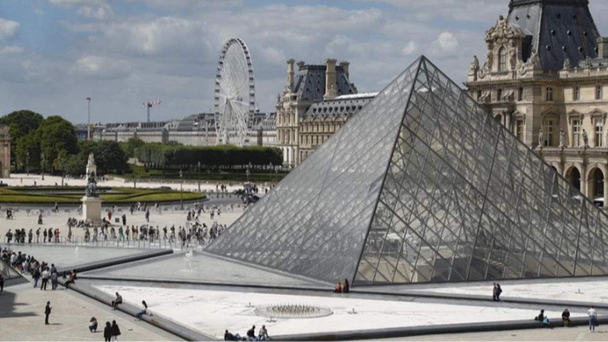Soygunla gündeme gelmişti! Louvre Müzesi'nde değişim başladı Soygunla gündeme gelmişti! Louvre Müzesi'nde değişim başladı