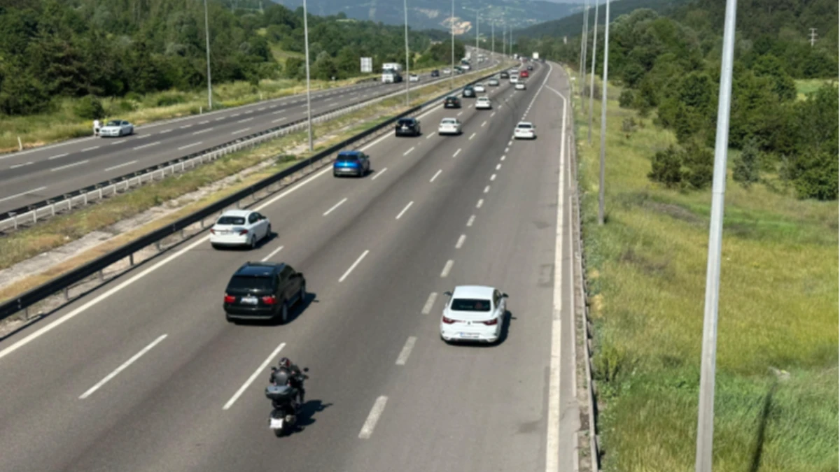 Tatilciler dönüşe geçti, yollarda bayram yoğunluğu başladı Tatilciler dönüşe geçti, yollarda bayram yoğunluğu başladı