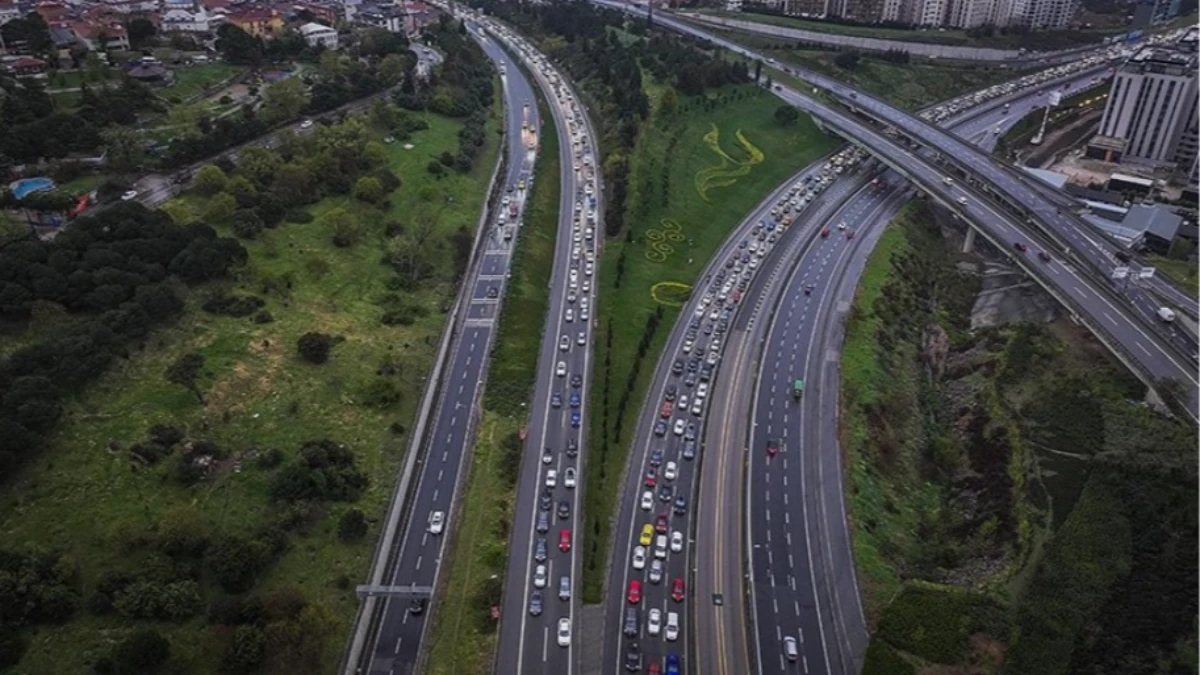 Tatilciler dönüyor: İstanbul'da trafik yoğunluğu yükseldi Tatilciler dönüyor: İstanbul'da trafik yoğunluğu yükseldi