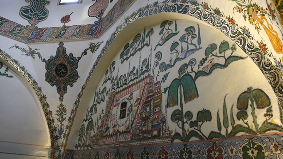 Tokat'taki tarihi cami kalem işi süslemeleriyle ön planda Tokat'taki tarihi cami kalem işi süslemeleriyle ön planda