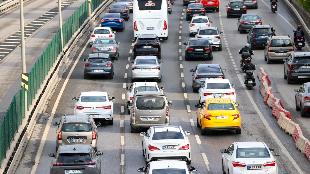 Trafiğe çıkacaklar dikkat! İstanbul'da trafik yoğunluğu yüzde 80 Trafiğe çıkacaklar dikkat! İstanbul'da trafik yoğunluğu yüzde 80