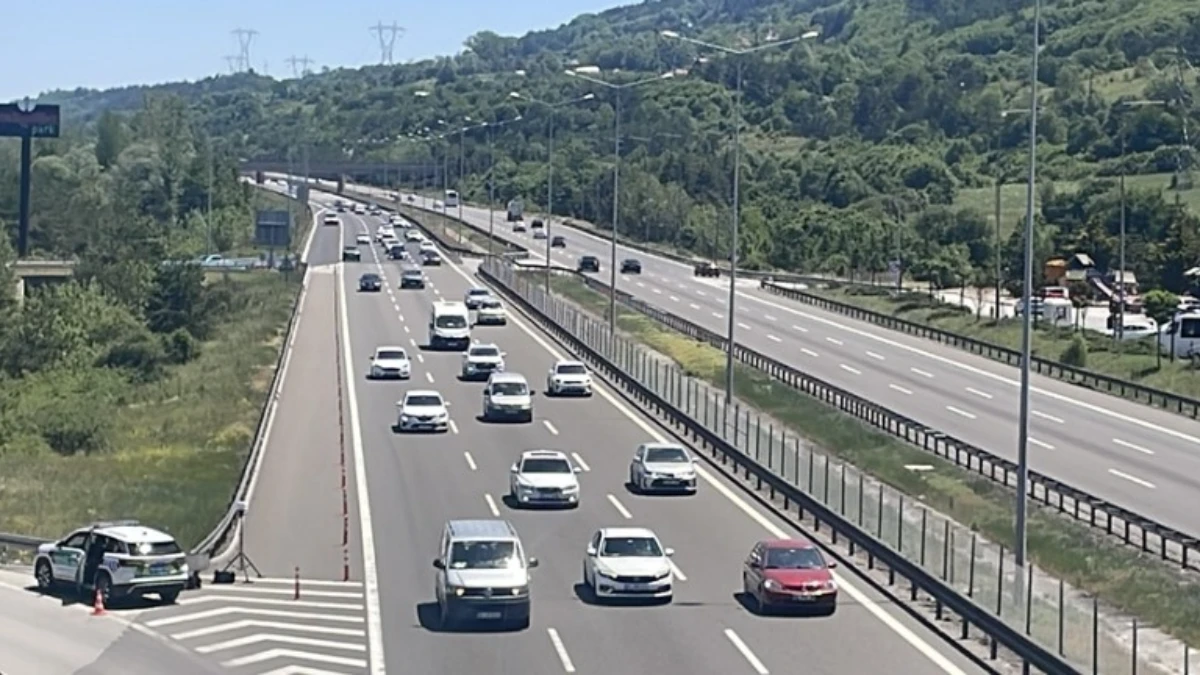Trafiğe çıkacaklar dikkat! TEM'de şerit kapatıldı Trafiğe çıkacaklar dikkat! TEM'de şerit kapatıldı
