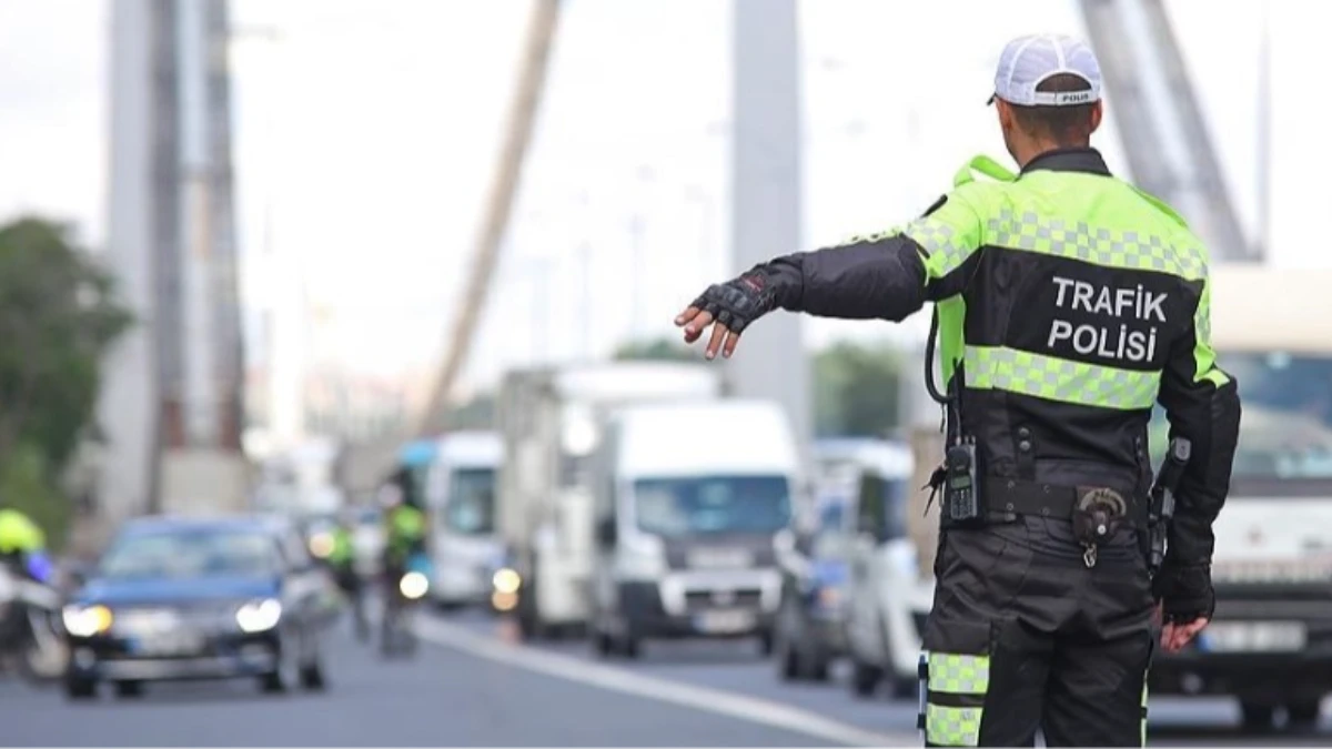 Trafikte aracın önünü kesti! Cezadan kaçamadı Trafikte aracın önünü kesti! Cezadan kaçamadı