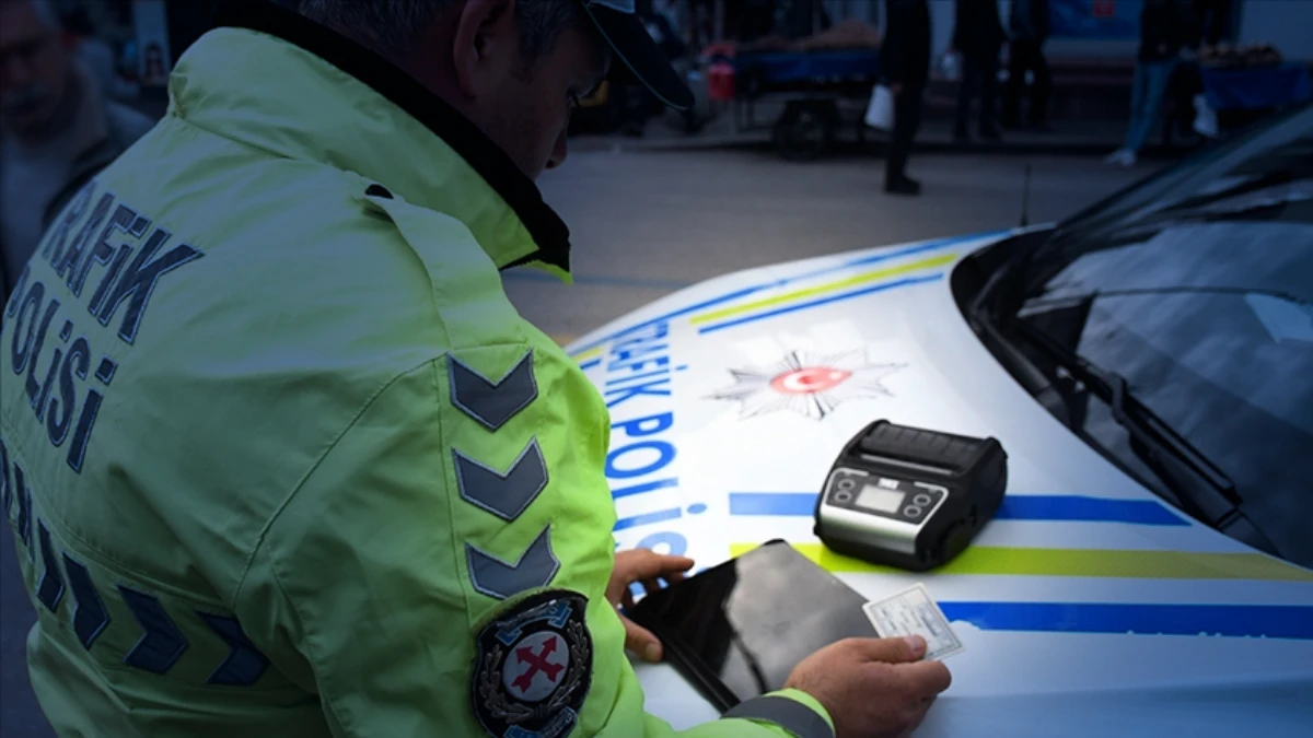 Trafikte yeni dönem başlıyor: Kırmızı ışık, hız ve ambulansa yol vermeme cezaları ağırlaşıyor Trafikte yeni dönem başlıyor: Kırmızı ışık, hız ve ambulansa yol vermeme cezaları ağırlaşıyor