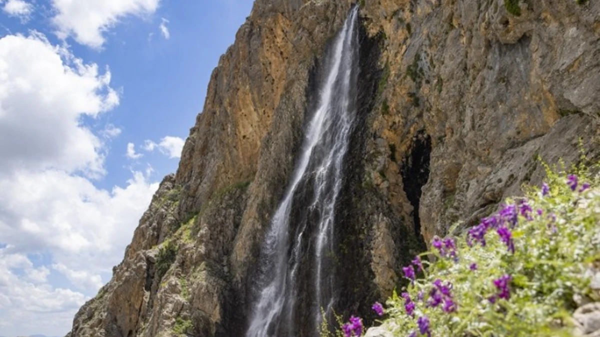 Tunceli'deki Kırkmerdiven Şelaleleri yaz sezonunda turizmi hareketlendiriyor Tunceli'deki Kırkmerdiven Şelaleleri yaz sezonunda turizmi hareketlendiriyor